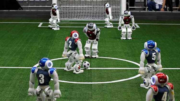 Futbol oynayan robotlar