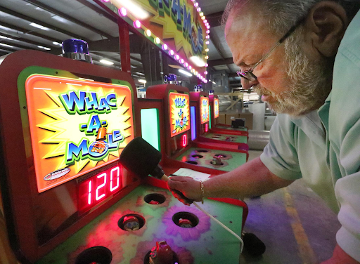 Wach-a-Mole oyunu, Türkiye’de genelde “köstebek avı” adı altında oynanıyor.