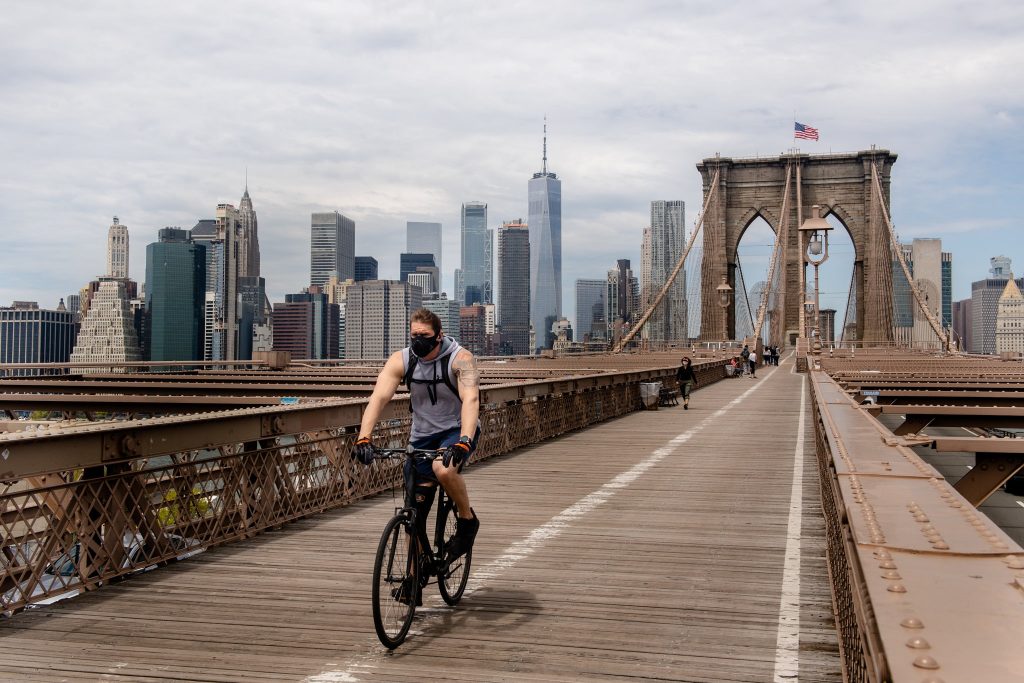 Brooklyn Köprüsü'nde Bir Bisikletli