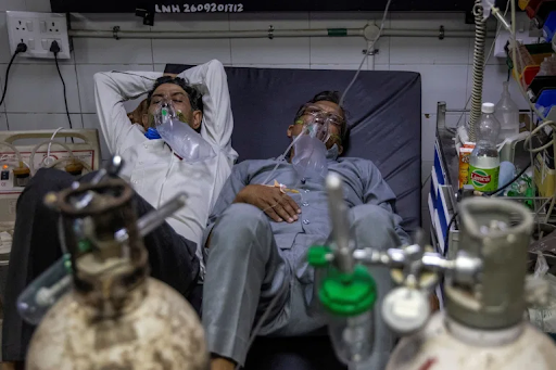 Sağlık bakanlığına göre Hindistan, 15 Nisan günü rekor sayıda 200.739 Koronavirüs vakası bildirdi, 200.000'i aşan vaka sayıları üzerine Delhi hükümeti başkentte hafta sonu sokağa çıkma yasağı ilan etti ve hastaları tedavi eden hastaneler ciddi yatak ve oksijen kıtlığı bildirdi. Doktorların sonuçlarını öngöremediği bu mücadele fotoğrafta göründüğü üzere perişan durumda hastalar ve yüksek ölüm rakamları ile sonuçlandı.