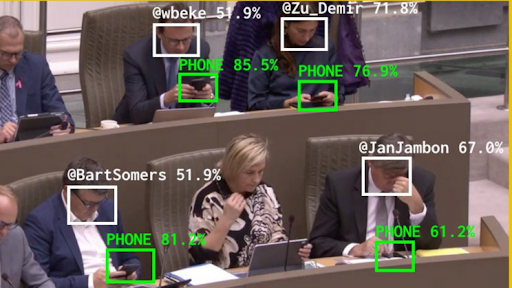 Sistemin bir kişi konuşma yaparken diğer politikacıların bu sırada ne kadar telefon ile ilgilendiklerini analiz ettiği bir zamandan fotoğraf