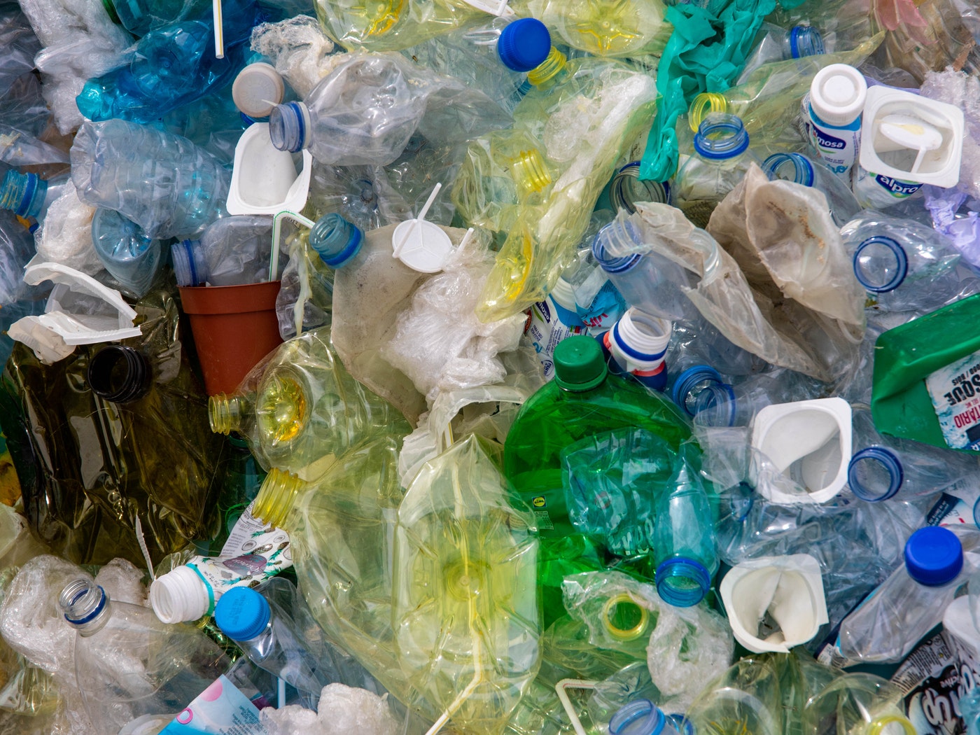 plastik atıklarından oluşan bir yığın