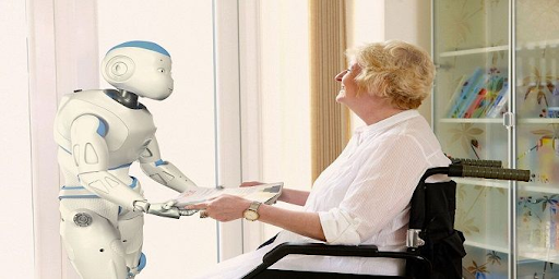 Yaşlı bir kişiye yardım eden robot