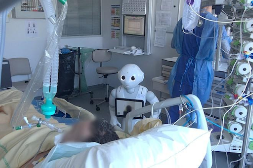 Hastanedeki yoğunluk sırasında hastayla ilgilenen bir robot
