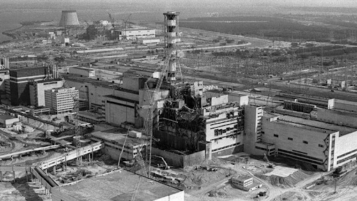 Çernobil nükleer felaketi, ilk anda santralde görevli 31 kişinin hayatını kaybetmesine neden oldu. Yetkililer felaketin sadece bununla sınırlı olduğunu düşünüyordu ancak gerçek öyle değildi. İnfilak eden kısmın asıl yıkıcı etkileri daha sonra ortaya çıktı. Çernobil faciası bazı bağımsız araştırmalara göre yaklaşık 200 bin kişinin doğrudan ya da kanser gibi hastalıklar ile dolaylı olarak ölümüne sebep oldu ve belki de kalıtsal olarak sebep olmaya devam ediyor. (BBC)