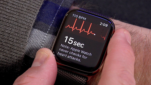 EKG çeken bir Apple Watch
