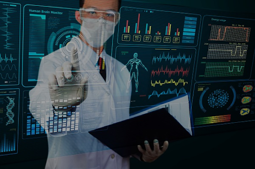 Bilgisayar arayüzünde hastanın verilerini kontrol eden bir doktor